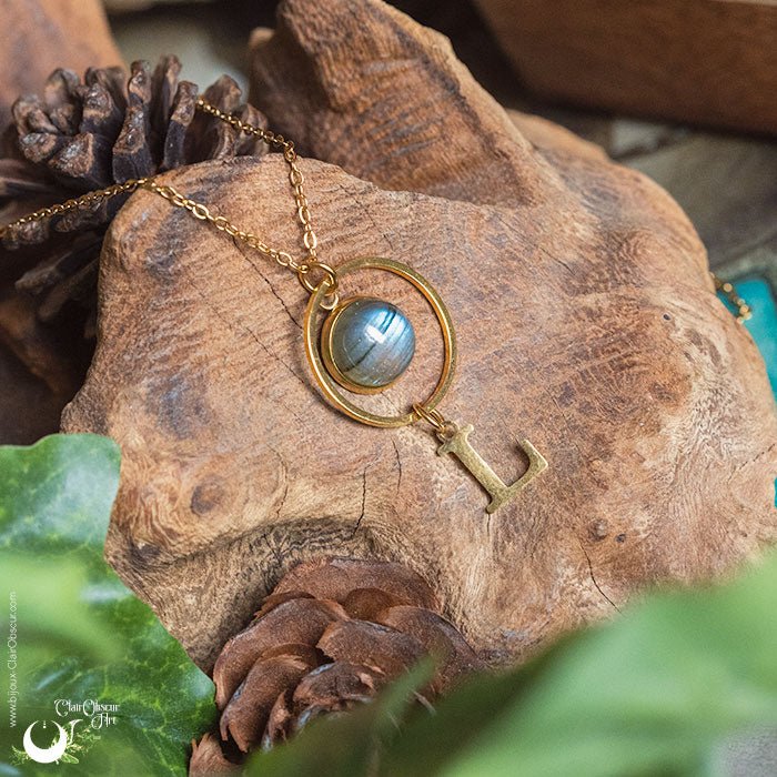 Collier Personnalisable Lettre & Pierre naturelle - Illustrations & Bijoux fantaisie ClairObscur Art