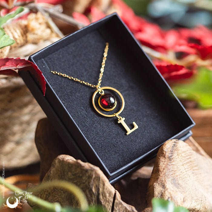 Collier Personnalisable Lettre & Pierre naturelle - Illustrations & Bijoux fantaisie ClairObscur Art