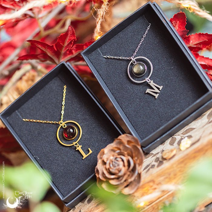 Collier Personnalisable Lettre & Pierre naturelle - Illustrations & Bijoux fantaisie ClairObscur Art