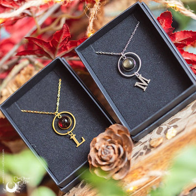 Collier Personnalisable Lettre & Pierre naturelle - Illustrations & Bijoux fantaisie ClairObscur Art