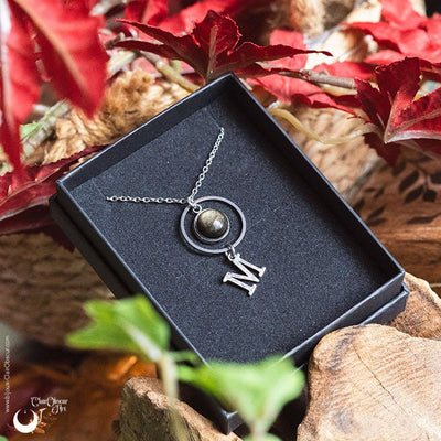 Collier Personnalisable Lettre & Pierre naturelle - Illustrations & Bijoux fantaisie ClairObscur Art