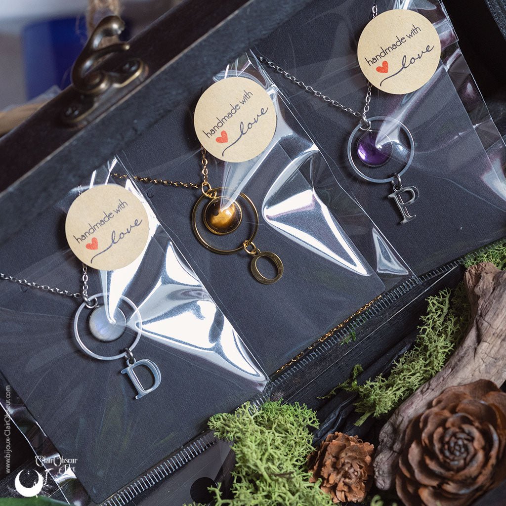 Collier Personnalisable Lettre & Pierre naturelle - Illustrations & Bijoux fantaisie ClairObscur Art