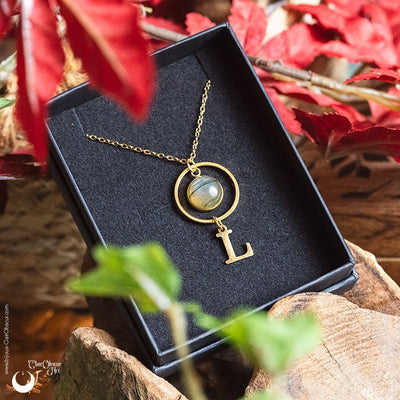 Collier Personnalisable Lettre & Pierre naturelle - Illustrations & Bijoux fantaisie ClairObscur Art
