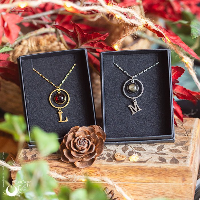 Collier Personnalisable Lettre & Pierre naturelle - Illustrations & Bijoux fantaisie ClairObscur Art