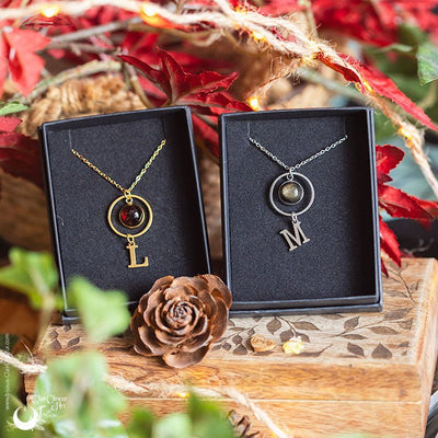 Collier Personnalisable Lettre & Pierre naturelle - Illustrations & Bijoux fantaisie ClairObscur Art