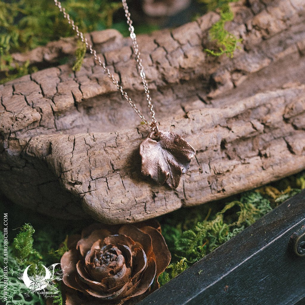 Collier Petite Feuille de Lierre Ondulé Électroformé - Illustrations & Bijoux fantaisie ClairObscur Art