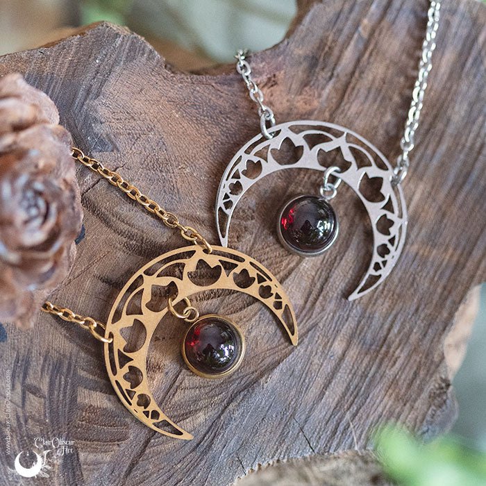 Collier "SIRONA" Grenat en acier inoxydable argenté ou doré - Illustrations & Bijoux fantaisie ClairObscur Art