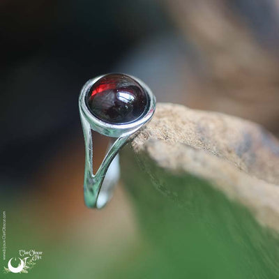 Bague "Gaïa" Grenat en Argent 925, ajustable - Illustrations & Bijoux fantaisie ClairObscur Art