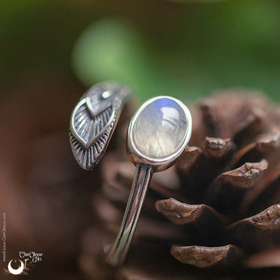 Bague "Plume" Pierre de Lune arc-en-ciel ajustable, en Argent 925 - Illustrations & Bijoux fantaisie ClairObscur Art