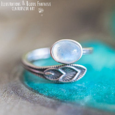 Bague "Plume" Pierre de Lune arc-en-ciel ajustable, en Argent 925 [Précommande] - Illustrations & Bijoux fantaisie ClairObscur Art
