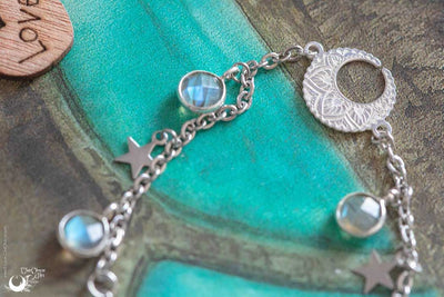 Bracelet Croissant de Lune et Labradorites facettées - Précommande - Illustrations & Bijoux fantaisie ClairObscur Art