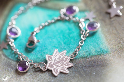 Bracelet "Lotus" Améthystes facettées ajustable - Illustrations & Bijoux fantaisie ClairObscur Art