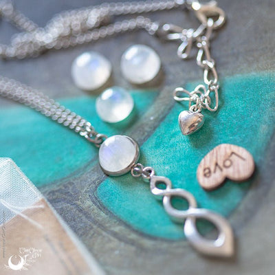 Collier "Ananta" Pierre de Lune Arc-en-ciel, taille de la chaine au choix - Illustrations & Bijoux fantaisie ClairObscur Art