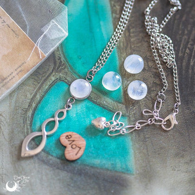 Collier "Ananta" Pierre de Lune Arc-en-ciel, taille de la chaine au choix - Illustrations & Bijoux fantaisie ClairObscur Art