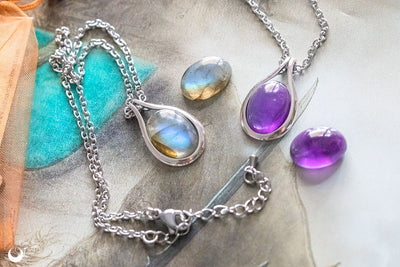 Collier "Éiréné " Labradorite, Améthyste ou Pierre de Lune arc-en-ciel - Illustrations & Bijoux fantaisie ClairObscur Art