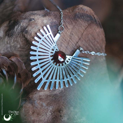 Collier fantaisie "Hélios" Grenat facettée - Illustrations & Bijoux fantaisie ClairObscur Art