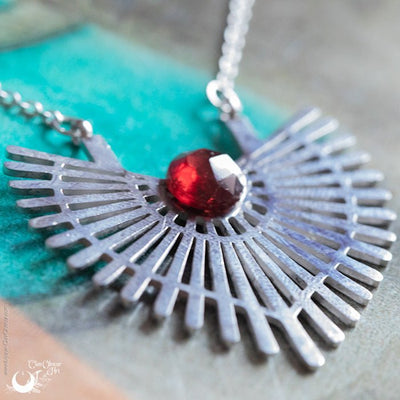 Collier fantaisie "Hélios" Grenat facettée - Dernières pièces ! - Illustrations & Bijoux fantaisie ClairObscur Art