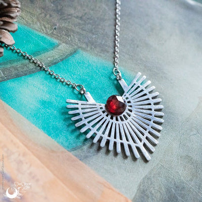 Collier fantaisie "Hélios" Grenat facettée - Dernières pièces ! - Illustrations & Bijoux fantaisie ClairObscur Art
