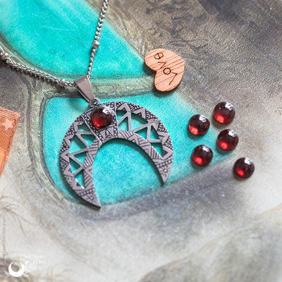Collier fantaisie "Séléné" Grenat - Dernière pièce ! - Illustrations & Bijoux fantaisie ClairObscur Art