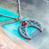 Collier fantaisie "Séléné" Grenat - Dernière pièce ! - Illustrations & Bijoux fantaisie ClairObscur Art