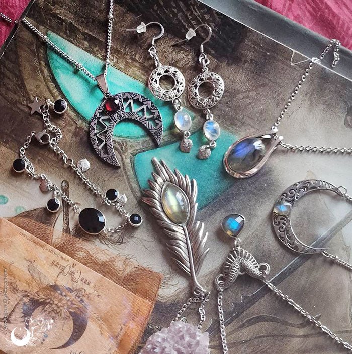 Collier fantaisie "Séléné" Grenat - Dernière pièce ! - Illustrations & Bijoux fantaisie ClairObscur Art