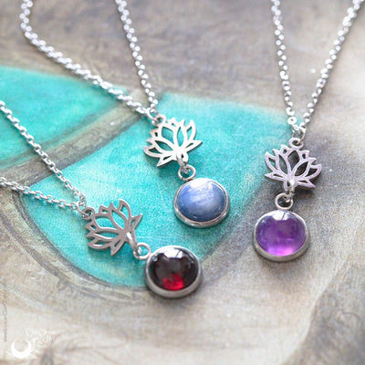 Collier "Lotus" pierre au choix, en acier inoxydable - Illustrations & Bijoux fantaisie ClairObscur Art