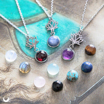 Collier "Lotus" pierre au choix, en acier inoxydable - Illustrations & Bijoux fantaisie ClairObscur Art