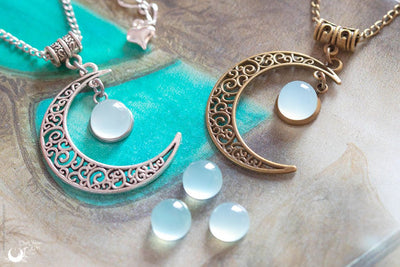 Collier "Luna" Calcédoine aqua, taille de la chaine au choix - Illustrations & Bijoux fantaisie ClairObscur Art
