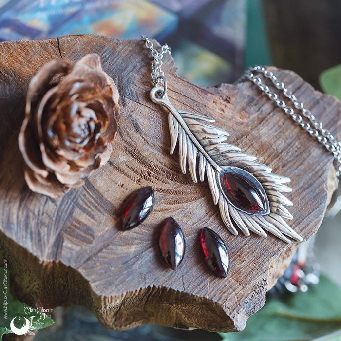Collier "Plume" Grenat - Illustrations & Bijoux fantaisie ClairObscur Art