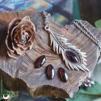 Collier "Plume" Grenat - Illustrations & Bijoux fantaisie ClairObscur Art