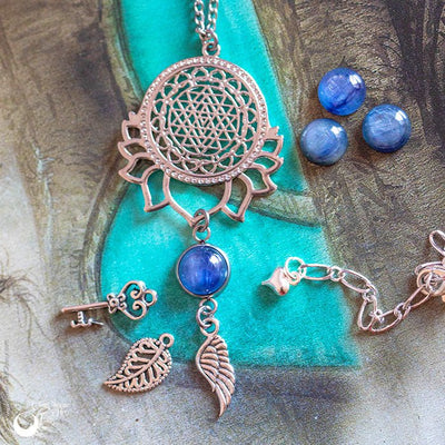Collier "Sri Yantra Lotus" Cyanite personnalisable - Illustrations & Bijoux fantaisie ClairObscur Art