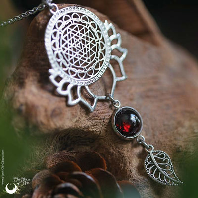 Collier "Sri Yantra Lotus" Grenat personnalisable - Illustrations & Bijoux fantaisie ClairObscur Art