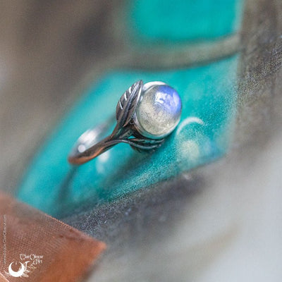 [Dernier exemplaire !] Bague "Flore" ajustable, en Argent 925 - Labradorite - Illustrations & Bijoux fantaisie ClairObscur Art